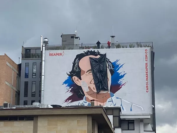 Mural de Federico Gutiérrez en el norte de Bogotá. Ciudadanos taparon su rostro con un gigantesco plástico negro. Mural de Federico Gutiérrez en el norte de Bogotá. Ciudadanos taparon su rostro con un gigantesco plástico negro. - Sputnik Mundo