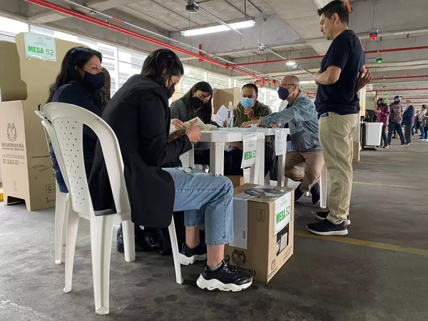Jurados de votación en Unicentro, el puesto más grande del norte de la capital colombiana. Allí se acercaron centenares de personas para ejercer su derecho al voto. Jurados de votación en Unicentro, el puesto más grande del norte de la capital colombiana. Allí se acercaron centenares de personas para ejercer su derecho al voto. - Sputnik Mundo
