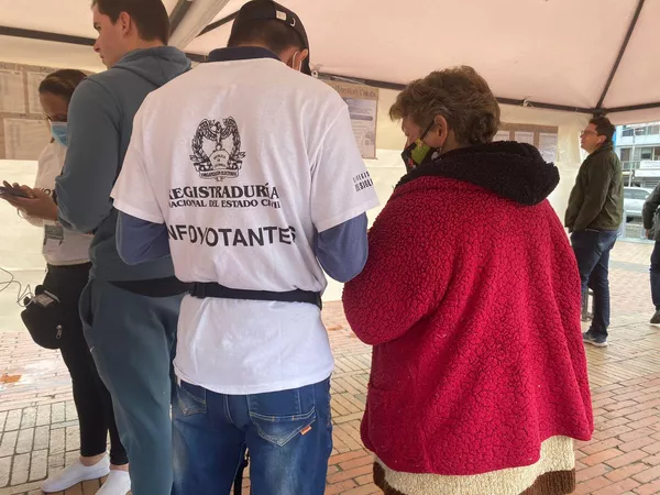 Los adultos de la tercera edad fueron los que más demandaron el servicio de infovotantes de la Registraduría. Esta mujer lo hizo en la 85 con carrera 15. Los adultos de la tercera edad fueron los que más demandaron el servicio de infovotantes de la Registraduría. Esta mujer lo hizo en la 85 con carrera 15. - Sputnik Mundo