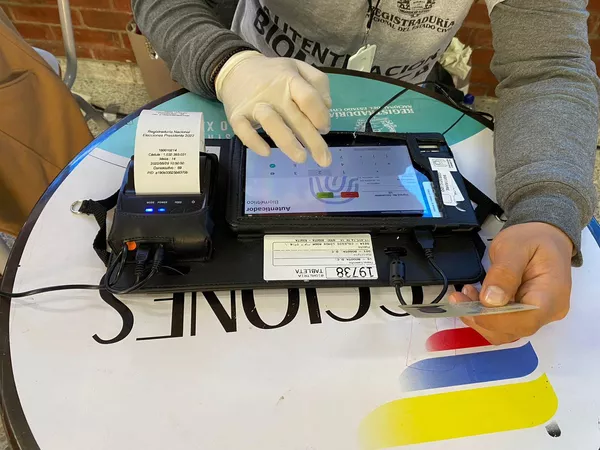 Aparato con el que la Registraduría registró documentos de identidad y las huellas de los ciudadanos antes de votar. Aparato con el que la Registraduría registró documentos de identidad y las huellas de los ciudadanos antes de votar. - Sputnik Mundo