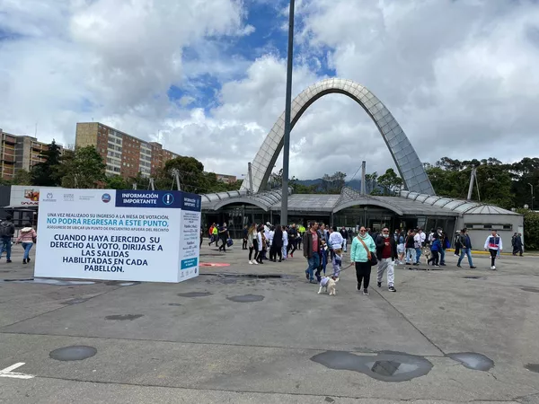 Durante la mañana, Corferias no registró tanta afluencia de público por la lluvia. Sin embargo, en la tarde, la gente se volcó para ejercer su derecho democrático. Durante la mañana, Corferias no registró tanta afluencia de público por la lluvia. Sin embargo, en la tarde, la gente se volcó para ejercer su derecho democrático. - Sputnik Mundo