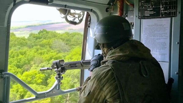 La gran eficacia de los helicópteros rusos se debe a la combinación de excelentes características técnicas, un gran rendimiento, un alto nivel de protección y un potente armamento. Muchos de los helicópteros de combate rusos están equipados con el sistema de defensa a bordo Vitebsk. En un vuelo promedio llega a desviar de 3 a 5 misiles antiaéreos ucranianos, por lo que los pilotos rusos lo apodaron los huevos de la vida, ya que tienen una forma ovalada característica. En la foto: un soldado ruso a bordo de un helicóptero Mi-8AMTSh durante una misión de combate en la operación militar especial en Ucrania. - Sputnik Mundo