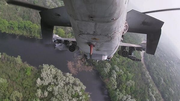 El Ministerio de Defensa de Rusia destaca que las tropas rusas solo atacan las infraestructuras militares y las tropas ucranianas, evitando a toda costa las edificaciones civiles. En la foto: un helicóptero Ka-52 realiza una misión de combate durante la operación militar especial en Ucrania. - Sputnik Mundo