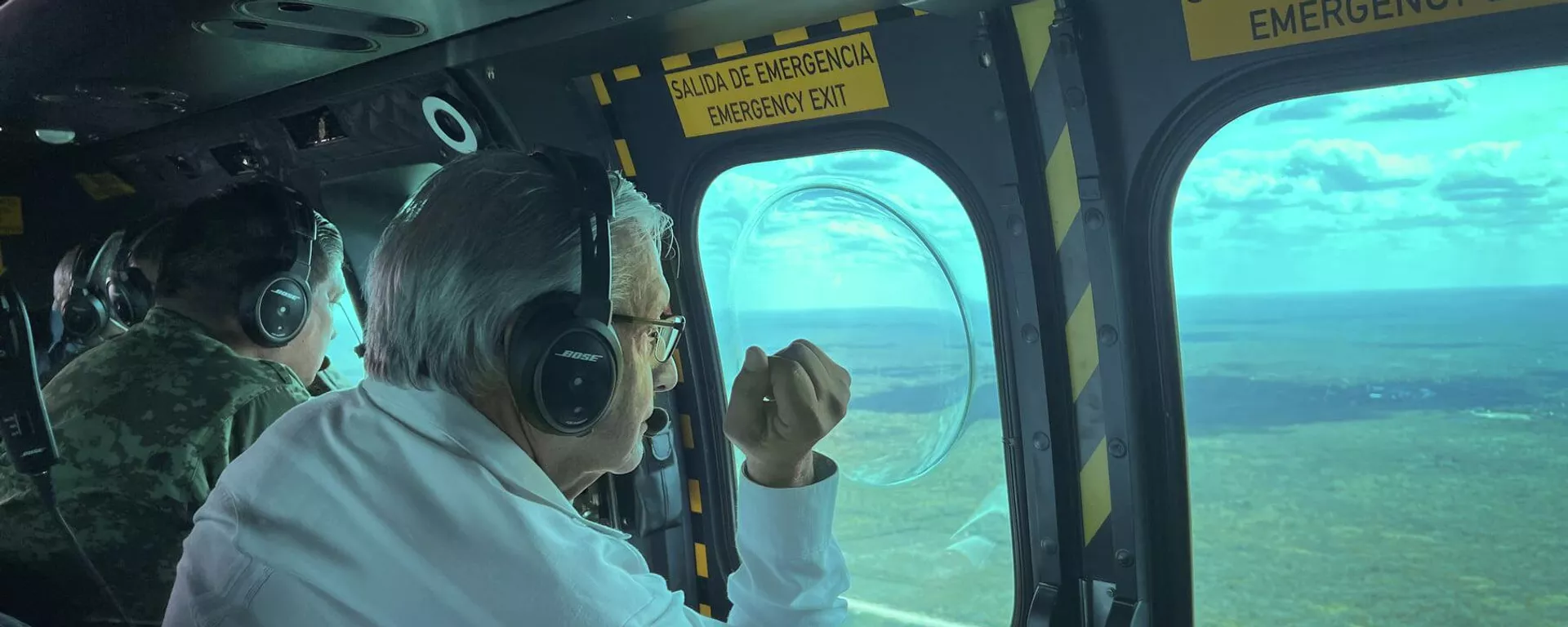 El presidente de México, Andrés Manuel López Obrador, supervisa las obras del Tren Maya desde el aire El presidente de México, Andrés Manuel López Obrador, supervisa las obras del Tren Maya desde el aire - Sputnik Mundo, 1920, 30.05.2022