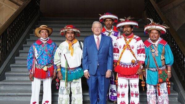 El presidente mexicano, Andrés Manuel López Obrador, con integrantes de la comunidad wixárika - Sputnik Mundo