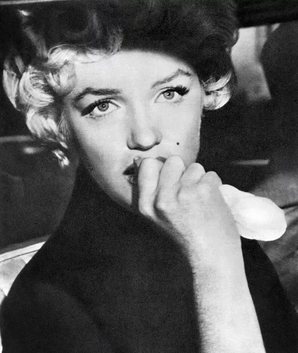 Luego de empezar su carrera de modelo, Marilyn se tiñó de rubia. En tan solo un año, sus fotos salieron en las portadas de ni más ni menos que 33 revistas. Al ver tal éxito, el director de la agencia de modelos en la que trabajó firmó un contrato con una agencia de actores. Monroe tenía cero experiencia, por lo que no pudo conseguir papeles en el cine y comenzó a estudiar actuación, voz y coreografía. El discípulo de Stanislavski, Mijaíl Chéjov, más tarde se convirtió en uno de sus maestros. En la foto: Marilyn Monroe en 1961. Luego de empezar su carrera de modelo, Marilyn se tiñó de rubia. En tan solo un año, sus fotos salieron en las portadas de ni más ni menos que 33 revistas. Al ver tal éxito, el director de la agencia de modelos en la que trabajó firmó un contrato con una agencia de actores. Monroe tenía cero experiencia, por lo que no pudo conseguir papeles en el cine y comenzó a estudiar actuación, voz y coreografía. El discípulo de Stanislavski, Mijaíl Chéjov, más tarde se convirtió en uno de sus maestros. En la foto: Marilyn Monroe en 1961. - Sputnik Mundo