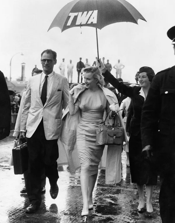 Norma Jean inventó el nombre artístico Marilyn Monroe junto con el director del estudio 20th Century Fox Ben Lyon. El nombre fue elegido por Lyon, en honor a la estrella de Broadway Marilyn Miller, y el apellido, lo eligió la propia joven: fue el apellido de soltera de su madre. En la foto: Marilyn Monroe junto a su esposo, el dramaturgo Arthur Miller, en el aeropuerto de Londres, 1956. Norma Jean inventó el nombre artístico Marilyn Monroe junto con el director del estudio 20th Century Fox Ben Lyon. El nombre fue elegido por Lyon, en honor a la estrella de Broadway Marilyn Miller, y el apellido, lo eligió la propia joven: fue el apellido de soltera de su madre. En la foto: Marilyn Monroe junto a su esposo, el dramaturgo Arthur Miller, en el aeropuerto de Londres, 1956. - Sputnik Mundo