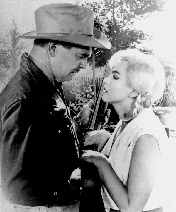 Американская киноактриса Мэрилин Монро в сцене из фильма The Misfits Американская киноактриса Мэрилин Монро в сцене из фильма The Misfits