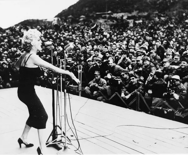 Marilyn Monroe pasó su infancia en varias familias de acogida, orfanatos y casas de parientes lejanos sin permanecer en ningún lugar durante mucho tiempo. En la foto: Monroe interviene ante los marines estadounidenses durante una gira de cuatro días por Corea, 1954. Marilyn Monroe pasó su infancia en varias familias de acogida, orfanatos y casas de parientes lejanos sin permanecer en ningún lugar durante mucho tiempo. En la foto: Monroe interviene ante los marines estadounidenses durante una gira de cuatro días por Corea, 1954. - Sputnik Mundo