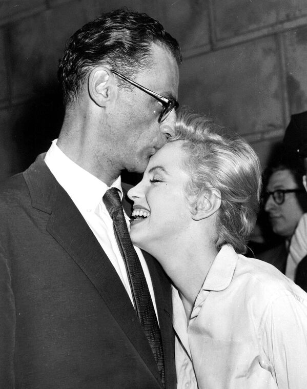 Marilyn Monroe se casó tres veces, pero nunca tuvo hijos, aunque siempre quiso convertirse en madre. Había rumores sobre sus numerosos romances, incluso con el presidente John F. Kennedy y su hermano, el senador y fiscal general de EEUU, Robert Kennedy. En la foto: Marilyn Monroe junto a su futuro esposo Arthur Miller en su apartamento neoyorquino, 1956. - Sputnik Mundo