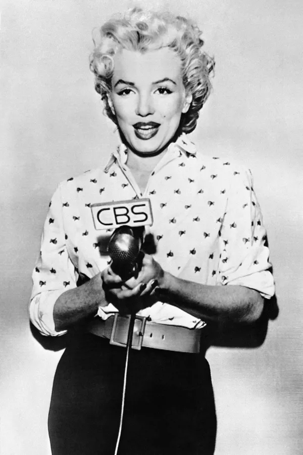 Marilyn obtuvo sus primeros papeles en las películas Dangerous Years y Scudda Hoo! Scudda Hay!, filmadas en 1947. Pero el verdadero avance en su carrera no se produjo hasta 1950, cuando apareció en papeles secundarios en seis películas a la vez. Un año después, Monroe se convirtió en la presentadora de la 23 edición de los Premios Óscar. En la foto: Marilyn Monroe en 1955. Marilyn obtuvo sus primeros papeles en las películas Dangerous Years y Scudda Hoo! Scudda Hay!, filmadas en 1947. Pero el verdadero avance en su carrera no se produjo hasta 1950, cuando apareció en papeles secundarios en seis películas a la vez. Un año después, Monroe se convirtió en la presentadora de la 23 edición de los Premios Óscar. En la foto: Marilyn Monroe en 1955. - Sputnik Mundo