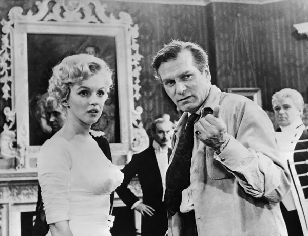 Si bien existen más de 300 libros dedicados a Monroe, solo uno de ellos fue publicado antes de su muerte: Marilyn Monroe, del biógrafo Maurice Zolotov. La última película que protagonizó se llamó Something's Got to Give. Debido a la muerte de la actriz, la película quedó inconclusa y se volvió a filmar con la participación de otros actores y director. Finalmente, se estrenó bajo el título Move Over Darling. En la foto: Marilyn Monroe junto al actor y director de cine Laurence Oliver en el set de rodaje de The Prince and the Showgirl, 1956. Si bien existen más de 300 libros dedicados a Monroe, solo uno de ellos fue publicado antes de su muerte: Marilyn Monroe, del biógrafo Maurice Zolotov. La última película que protagonizó se llamó Something's Got to Give. Debido a la muerte de la actriz, la película quedó inconclusa y se volvió a filmar con la participación de otros actores y director. Finalmente, se estrenó bajo el título Move Over Darling. En la foto: Marilyn Monroe junto al actor y director de cine Laurence Oliver en el set de rodaje de The Prince and the Showgirl, 1956. - Sputnik Mundo