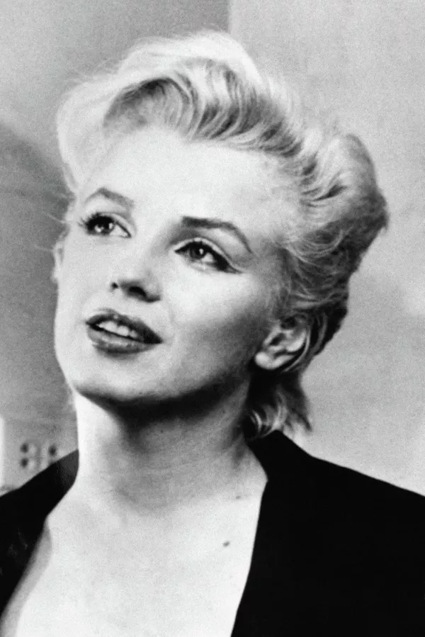 Según la versión oficial, Marilyn Monroe se suicidó. Falleció la noche del 4 de agosto de 1962. Tenía 36 años y murió por una intoxicación aguda por barbitúricos. De todas las exparejas de Marilyn Monroe, solo acudió a su funeral su exesposo Joe DiMaggio, quien a pesar de que su matrimonio duró solo nueve meses, la apoyó hasta sus últimos días. Después de la muerte de Monroe, durante 20 años, enviaba un gran ramo de rosas a su tumba cada semana. En la foto: Marilyn Monroe en verano de 1962, pocas semanas antes de su muerte. Según la versión oficial, Marilyn Monroe se suicidó. Falleció la noche del 4 de agosto de 1962. Tenía 36 años y murió por una intoxicación aguda por barbitúricos. De todas las exparejas de Marilyn Monroe, solo acudió a su funeral su exesposo Joe DiMaggio, quien a pesar de que su matrimonio duró solo nueve meses, la apoyó hasta sus últimos días. Después de la muerte de Monroe, durante 20 años, enviaba un gran ramo de rosas a su tumba cada semana. En la foto: Marilyn Monroe en verano de 1962, pocas semanas antes de su muerte. - Sputnik Mundo