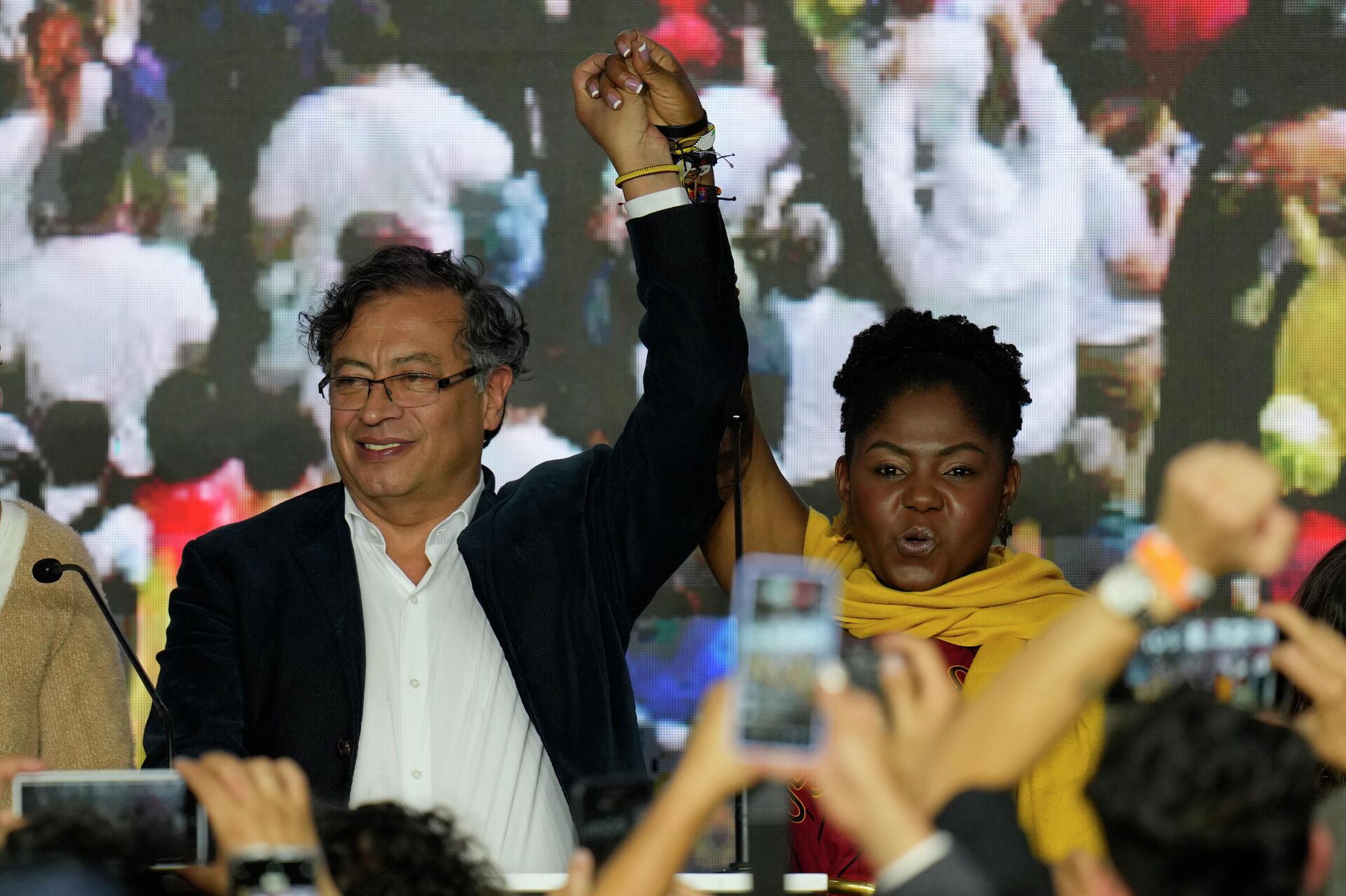El candidato presidencial Gustavo Petro con su compañera de fórmula Francia Marquez en la jornada de las elecciones de Colombia.  - Sputnik Mundo, 1920, 26.12.2022