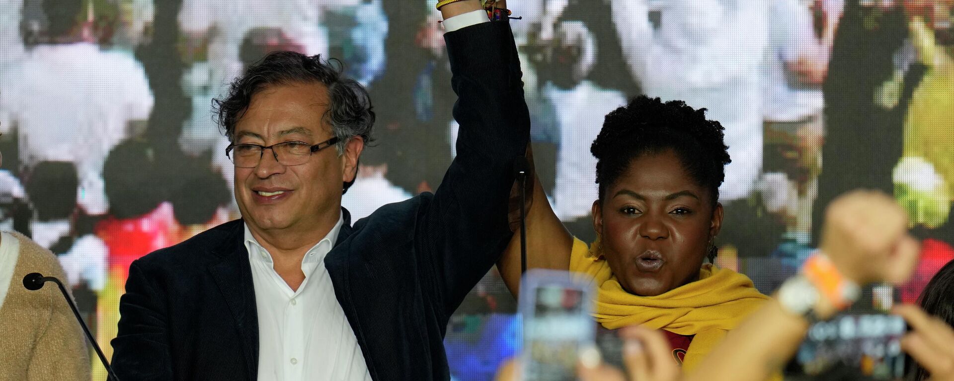 El candidato presidencial Gustavo Petro con su compañera de fórmula Francia Marquez en la jornada de las elecciones de Colombia.  - Sputnik Mundo, 1920, 01.06.2022