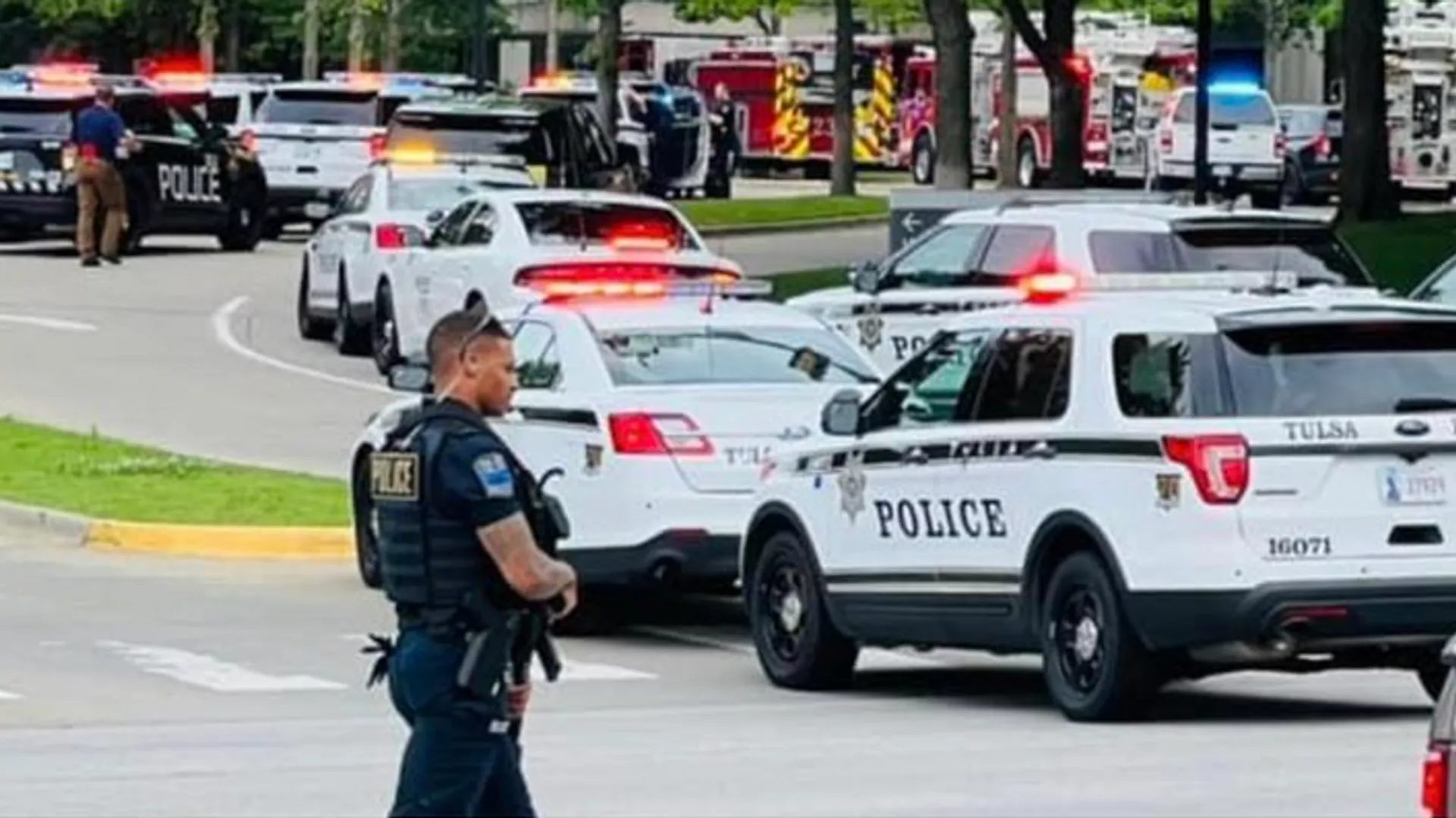 La policía llega tras el tiroteo mortal en la ciudad de Tulsa el 1 de junio del 2022 (Imagen referencial)