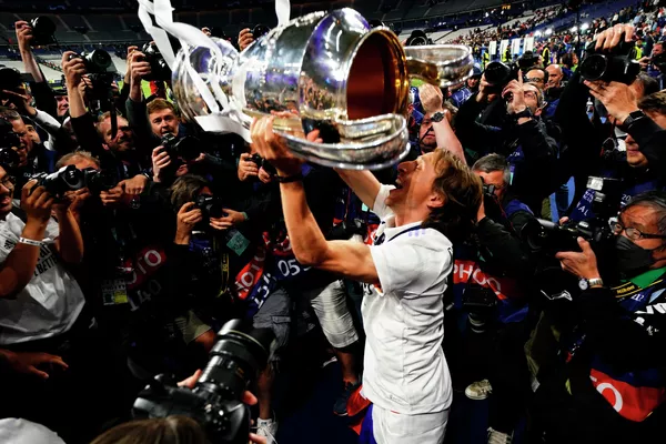 El centrocampista del Real Madrid Luka Modric tras la victoria de su equipo sobre el club inglés Liverpool en la final de la Liga de Campeones de la UEFA. El centrocampista del Real Madrid Luka Modric tras la victoria de su equipo sobre el club inglés Liverpool en la final de la Liga de Campeones de la UEFA. - Sputnik Mundo