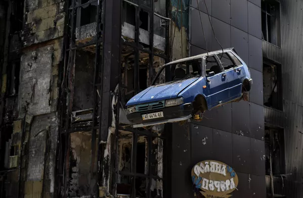Un rescatista del Ministerio de Situaciones de Emergencia de Rusia evacúa un coche dañado en una de las calles de Mariúpol, en la República Popular de Donetsk. Un rescatista del Ministerio de Situaciones de Emergencia de Rusia evacúa un coche dañado en una de las calles de Mariúpol, en la República Popular de Donetsk. - Sputnik Mundo