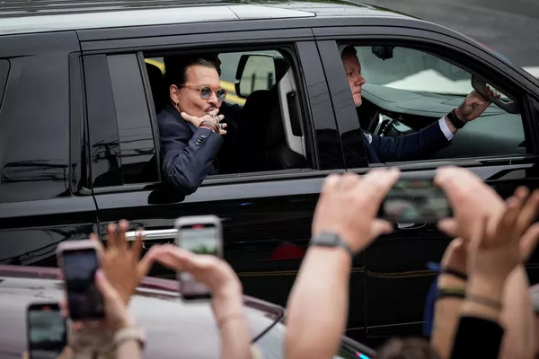 El actor Johnny Depp abandona el tribunal tras ganar el juicio contra su exesposa Amber Heard. El actor Johnny Depp abandona el tribunal tras ganar el juicio contra su exesposa Amber Heard. - Sputnik Mundo