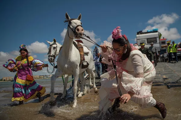 Unos feligreses cruzan el río Guadalquivir durante la romería de El Rocío, una manifestación de religiosidad popular católica en honor de la Virgen del Rocío, celebrada en Andalucía (España). Unos feligreses cruzan el río Guadalquivir durante la romería de El Rocío, una manifestación de religiosidad popular católica en honor de la Virgen del Rocío, celebrada en Andalucía (España). - Sputnik Mundo