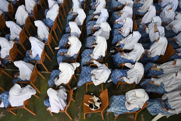 Unas estudiantes musulmanas durante la intervención de una orquesta militar, en una escuela de Yakarta (Indonesia), con motivo del 70 aniversario del reinado de Isabel II. Unas estudiantes musulmanas durante la intervención de una orquesta militar, en una escuela de Yakarta (Indonesia), con motivo del 70 aniversario del reinado de Isabel II. - Sputnik Mundo