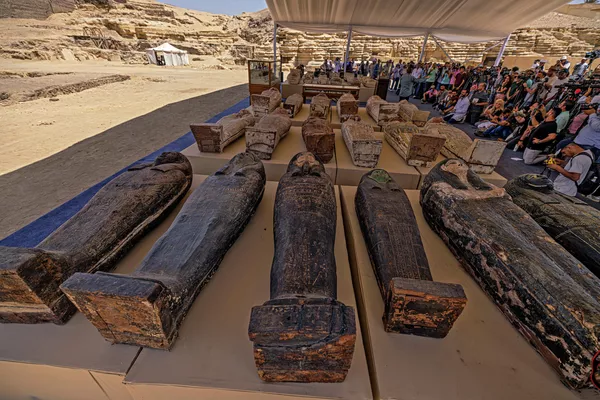 Un equipo de arqueólogos egipcios halló en la necrópolis de Sakkara, a las afueras de Menfis, un escondite con 250 sarcófagos de momias, 150 estatuas de bronce y otros artefactos. Un equipo de arqueólogos egipcios halló en la necrópolis de Sakkara, a las afueras de Menfis, un escondite con 250 sarcófagos de momias, 150 estatuas de bronce y otros artefactos. - Sputnik Mundo