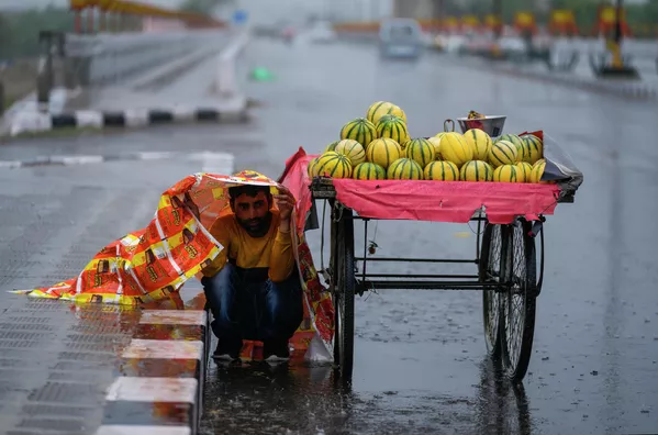 Un vendedor de frutas en medio de la lluvia en Jammu, la India. Un vendedor de frutas en medio de la lluvia en Jammu, la India. - Sputnik Mundo