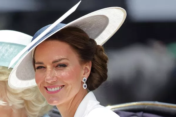 La duquesa Kate Middleton lleva los pendientes de diamantes y zafiros de su difunta suegra, Lady Di, durante las celebraciones del jubileo de platino de la reina Isabel II. La duquesa Kate Middleton lleva los pendientes de diamantes y zafiros de su difunta suegra, Lady Di, durante las celebraciones del jubileo de platino de la reina Isabel II. - Sputnik Mundo