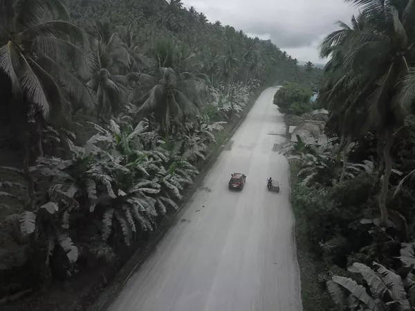 El volcán Bulusán, situado en la isla de Luzón, en la provincia de Sorsogon, entró en erupción el domingo 5 de junio con una potente columna de vapor al rojo vivo y cenizas de más de un kilómetro de altura. El volcán Bulusán, situado en la isla de Luzón, en la provincia de Sorsogon, entró en erupción el domingo 5 de junio con una potente columna de vapor al rojo vivo y cenizas de más de un kilómetro de altura. - Sputnik Mundo