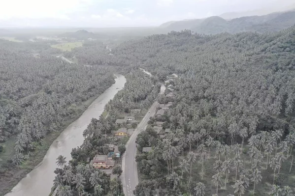 Algunos residentes locales han sido evacuados, mientras que a otros se les ha pedido que se mantengan alejados de la zona de peligro de 4 km alrededor del volcán, que se queden en casa si es posible y que lleven máscaras.En la foto: los alrededores de Juban cubiertos de ceniza volcánica. Algunos residentes locales han sido evacuados, mientras que a otros se les ha pedido que se mantengan alejados de la zona de peligro de 4 km alrededor del volcán, que se queden en casa si es posible y que lleven máscaras.En la foto: los alrededores de Juban cubiertos de ceniza volcánica. - Sputnik Mundo