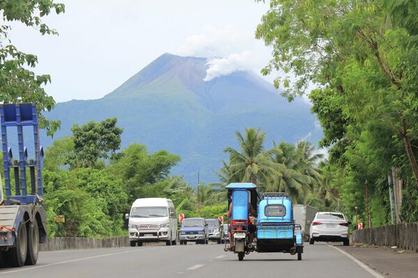 Bulusán es un estratovolcán de 1.565 metros de altura y está situado a 250 km al sureste de la capital del país, Manila. Los sismólogos creen que su actividad está aumentando gradualmente, pero aún es demasiado pronto para hablar de una erupción a gran escala. - Sputnik Mundo