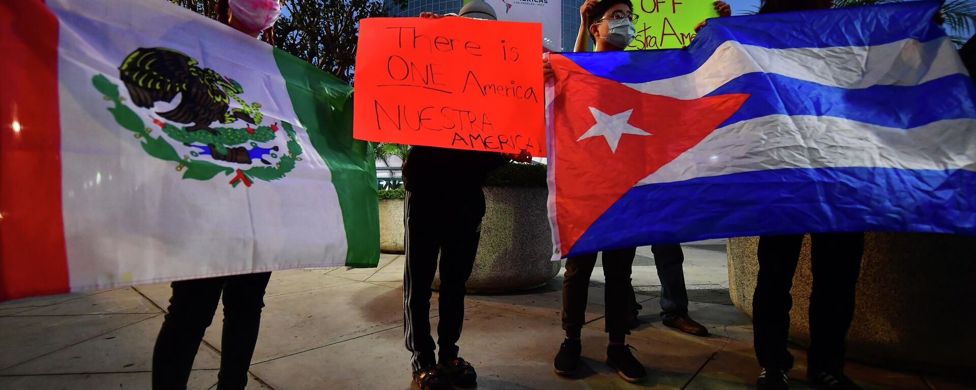 Activistas protestan en Los Ángeles denunciando al presidente de EEUU, Joe Biden, por excluir a Cuba, Venezuela y Nicaragua de la Cumbre de las Américas - Sputnik Mundo, 1920, 06.06.2022