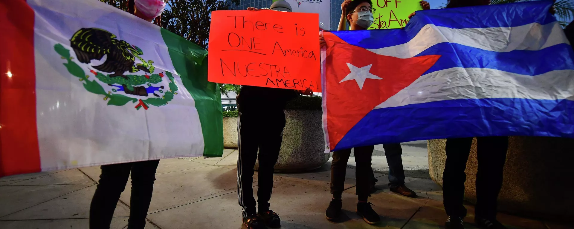 Activistas protestan en Los Ángeles denunciando al presidente de EEUU, Joe Biden, por excluir a Cuba, Venezuela y Nicaragua de la Cumbre de las Américas - Sputnik Mundo, 1920, 06.06.2022
