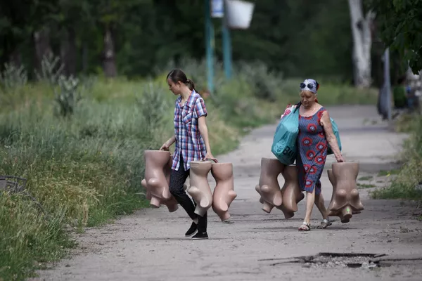 Se han creado centros de empleo para ayudar a los residentes a encontrar trabajo. Muchos residentes han expresado el deseo de participar en la reconstrucción de su ciudad.En la foto: mujeres con maniquíes en una calle de Mariúpol. Se han creado centros de empleo para ayudar a los residentes a encontrar trabajo. Muchos residentes han expresado el deseo de participar en la reconstrucción de su ciudad.En la foto: mujeres con maniquíes en una calle de Mariúpol. - Sputnik Mundo