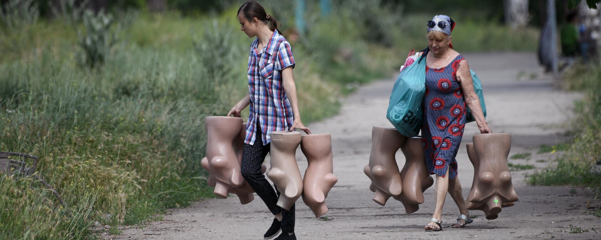 Mujeres con maniquíes en una calle de Mariúpol - Sputnik Mundo, 1920, 07.06.2022