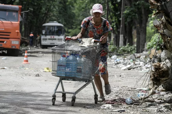 Los residentes de Mariúpol ya han empezado a recibir pensiones y otros pagos sociales. Además, el presidente de Rusia, Vladímir Putin, ordenó pagos a los participantes de la Gran Guerra Patria que viven en Donbás. Los residentes de Mariúpol ya han empezado a recibir pensiones y otros pagos sociales. Además, el presidente de Rusia, Vladímir Putin, ordenó pagos a los participantes de la Gran Guerra Patria que viven en Donbás. - Sputnik Mundo