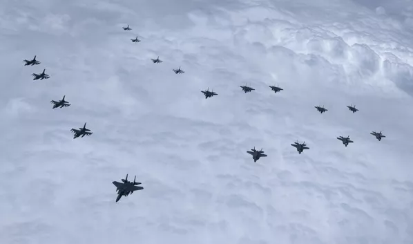 Antes de eso, el 4 de junio Corea del Norte efectuó lanzamientos hacia el mar de Japón de ocho misiles balísticos de corto alcance, entre los cuales estaba el KN-23: creado sobre la base del misil ruso Iskander.En la foto: cazas F-15K, F-35A y KF-16 de la Fuerza Aérea surcoreana y F-16 de EEUU. - Sputnik Mundo