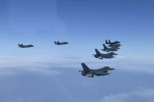 El principal objetivo de la estrategia es disuadir a Pyongyang de seguir realizando pruebas de misiles para ejercer presión sobre EEUU y sus vecinos regionales. Para ello, pretenden demostrar la capacidad de ejecutar una contundente respuesta. En la foto: los cazas F-35A de las Fuerzas Aéreas surcoreanas y los cazas F-16 estadounidense sobrevuelan Corea del Sur durante los ejercicios conjuntos. - Sputnik Mundo