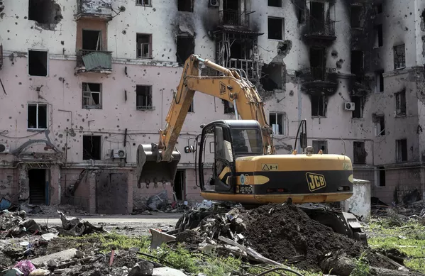 Los equipos de rescate trabajan las 24 horas del día para que los habitantes de los territorios liberados puedan volver a la vida pacífica lo antes posible. Mientras se libraban los combates en la ciudad, muchos de los muertos fueron enterrados en los patios, y ahora el Ministerio de Emergencias de la República Popular de Donetsk, con la ayuda de sus colegas rusos, está buscando esas tumbas.En la foto: una excavadora desentierra una sepultura de civiles muertos en una calle de Mariúpol para volver a enterrarlos en un cementerio. Los equipos de rescate trabajan las 24 horas del día para que los habitantes de los territorios liberados puedan volver a la vida pacífica lo antes posible. Mientras se libraban los combates en la ciudad, muchos de los muertos fueron enterrados en los patios, y ahora el Ministerio de Emergencias de la República Popular de Donetsk, con la ayuda de sus colegas rusos, está buscando esas tumbas.En la foto: una excavadora desentierra una sepultura de civiles muertos en una calle de Mariúpol para volver a enterrarlos en un cementerio. - Sputnik Mundo