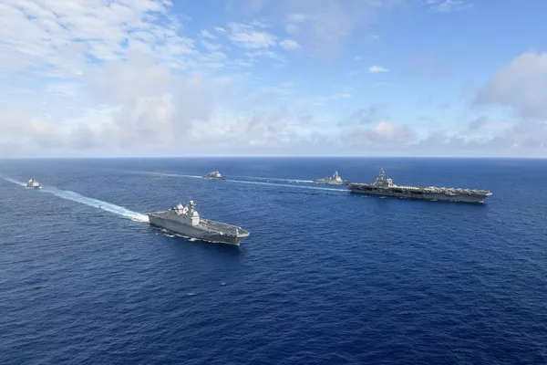 A pesar de una estrecha colaboración entre EEUU y Corea del Sur en el ámbito de defensa, los lanzamientos de misiles conjuntos eran unos eventos muy raros. Así, la última vez que tuvo lugar un ejercicio semejante fue en 2017. En la foto: el portaviones estadounidense USS Ronald Reagan (derecha) y el portahelicópteros surcoreano Marado (izquierda) durante las maniobras conjuntas en el mar de Japón. - Sputnik Mundo