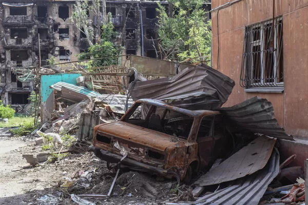 Una de las principales tareas ahora es despejar los escombros de las zonas residenciales.En la foto: un coche dañado en una calle de Mariúpo Una de las principales tareas ahora es despejar los escombros de las zonas residenciales.En la foto: un coche dañado en una calle de Mariúpo - Sputnik Mundo