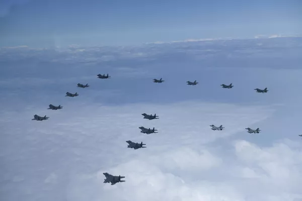 En la parte aérea de las maniobras participaron 16 cazas de la Fuerza Aérea de Corea del Sur y cuatro cazas estadounidenses. - Sputnik Mundo