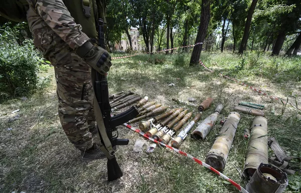 Los artefactos explosivos dejados por los militares ucranianos están siendo desactivados para garantizar la seguridad de los residentes.En la foto: munición abandonada por los militares ucranianos en una calle de Mariúpol. Los artefactos explosivos dejados por los militares ucranianos están siendo desactivados para garantizar la seguridad de los residentes.En la foto: munición abandonada por los militares ucranianos en una calle de Mariúpol. - Sputnik Mundo