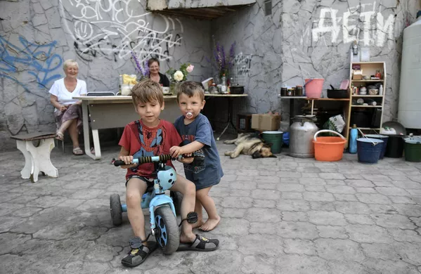 Las autoridades rusas y de la República de Donetsk proporcionan continuamente alimentos, agua potable y productos de higiene a los residentes de Mariúpol.En la foto: residentes locales en un patio de Mariúpol. Las autoridades rusas y de la República de Donetsk proporcionan continuamente alimentos, agua potable y productos de higiene a los residentes de Mariúpol.En la foto: residentes locales en un patio de Mariúpol. - Sputnik Mundo
