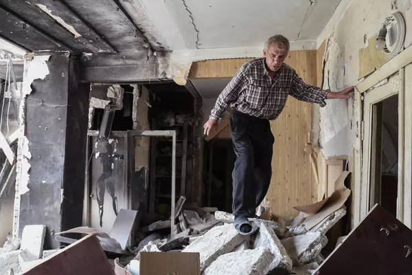 Mariupol necesita una seria reconstrucción tras los intensos combates.En la foto: un hombre dentro de un piso de una casa destruida en una calle de Mariúpol. Mariupol necesita una seria reconstrucción tras los intensos combates.En la foto: un hombre dentro de un piso de una casa destruida en una calle de Mariúpol. - Sputnik Mundo