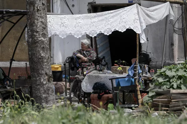 Los nacionalistas ucranianos empezaron a bombardear Mariúpol antes del inicio de la operación especial rusa. Al mismo tiempo, culparon a Rusia de la destrucción de la ciudad. Para ello, según testigos presenciales, dispararon armas pesadas contra edificios residenciales.En la foto: una residente de Mariúpol en el patio de su casa dañada por los bombardeos. Los nacionalistas ucranianos empezaron a bombardear Mariúpol antes del inicio de la operación especial rusa. Al mismo tiempo, culparon a Rusia de la destrucción de la ciudad. Para ello, según testigos presenciales, dispararon armas pesadas contra edificios residenciales.En la foto: una residente de Mariúpol en el patio de su casa dañada por los bombardeos. - Sputnik Mundo