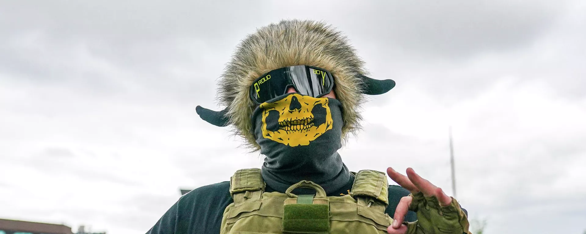 Integrante de los Proud Boys, un grupo ultranacionalista y supremacista blanco con sede en Estados Unidos Integrante de los Proud Boys, un grupo ultranacionalista y supremacista blanco con sede en Estados Unidos - Sputnik Mundo, 1920, 08.06.2022