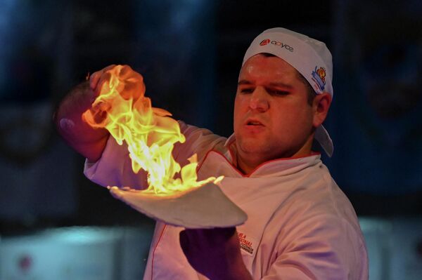 El ganador recibió el título de Gran Campeón de Argentina y el derecho a competir como parte del equipo nacional en el Campeonato Mundial de la Pizza que se celebrará en Parma, Italia, en el 2023.En la foto: el argentino Maximiliano Mieres, ganador del 2019, compite en el 10 Campeonato Argentino de la Pizza en Buenos Aires. - Sputnik Mundo