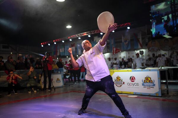 El Campeonato Argentino Abierto de la Pizza reunió a virtuosos que no solo saben cocinar deliciosamente, sino también hacer malabares con la masa. - Sputnik Mundo