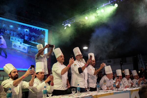 El brasileño Francisco Vergara ganó el campeonato con una ardiente pizza. Este método de preparación fascinó no sólo a los espectadores sino también a los jueces. - Sputnik Mundo